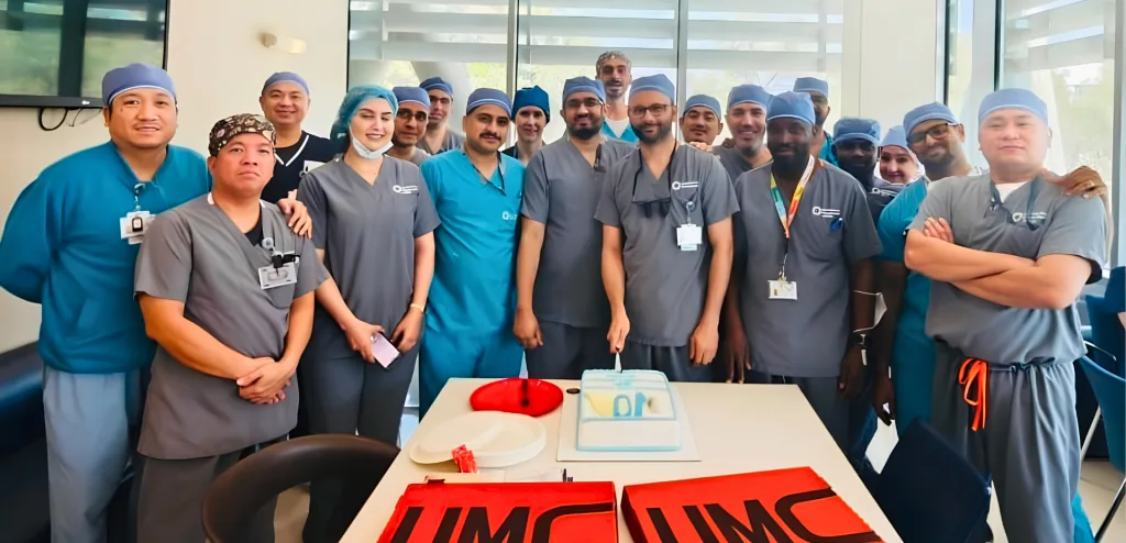 Prof. Dr. Sami Hassan with a large theatre team in grey and blue scrubs